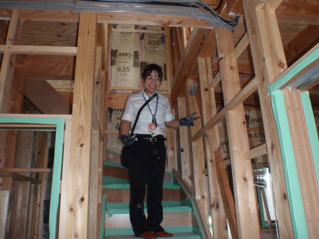 建方中の階段に立つスタッフ