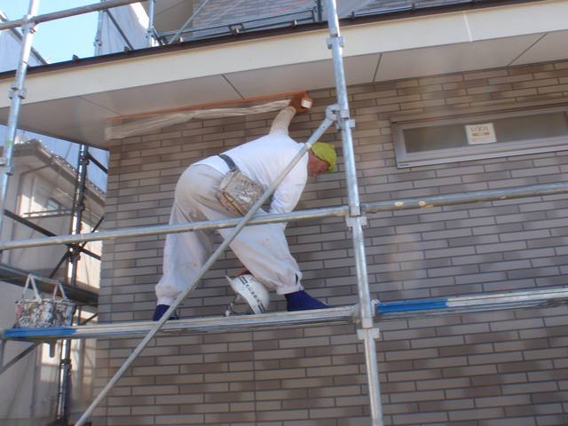 足場の上での外壁施工